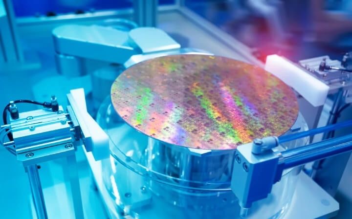 Plaquette de silicium colorée sur un équipement de fabrication